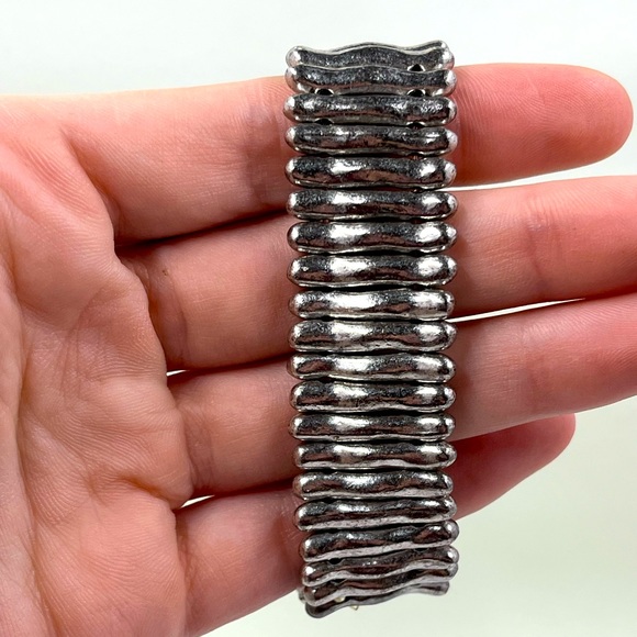 Avant Garde Signed Vintage Stretch Silver Plated Brass Bracelet - Picture 7 of 7